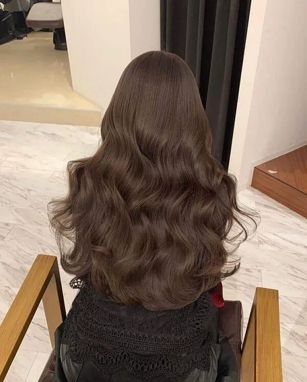 Mẫu tóc đẹp có một người phụ nữ đang ngồi trên ghế với mái dài