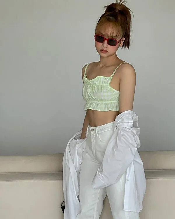 Ảnh sexy miu lê đây là hình của một người phụ nữ mặc quần trắng và đầu màu xanh lá cây