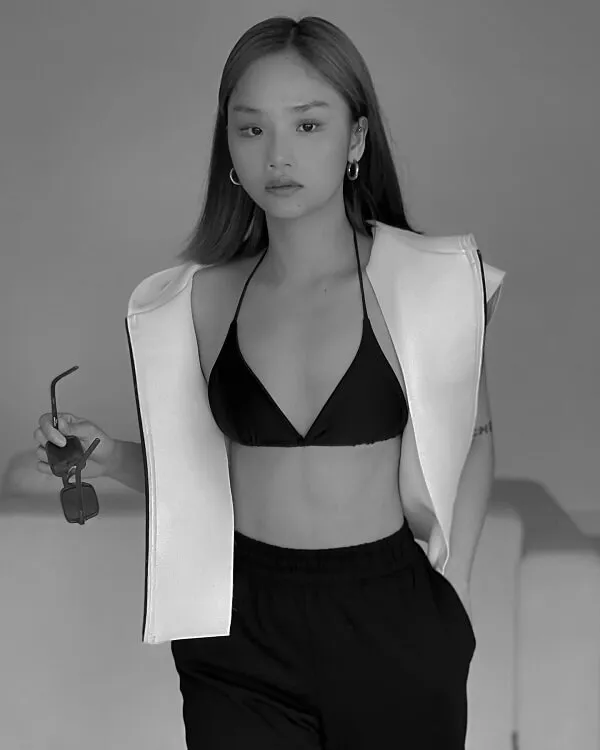Miu lê sexy ảnh đen trắng của một người phụ nữ mặc áo ngực và quần