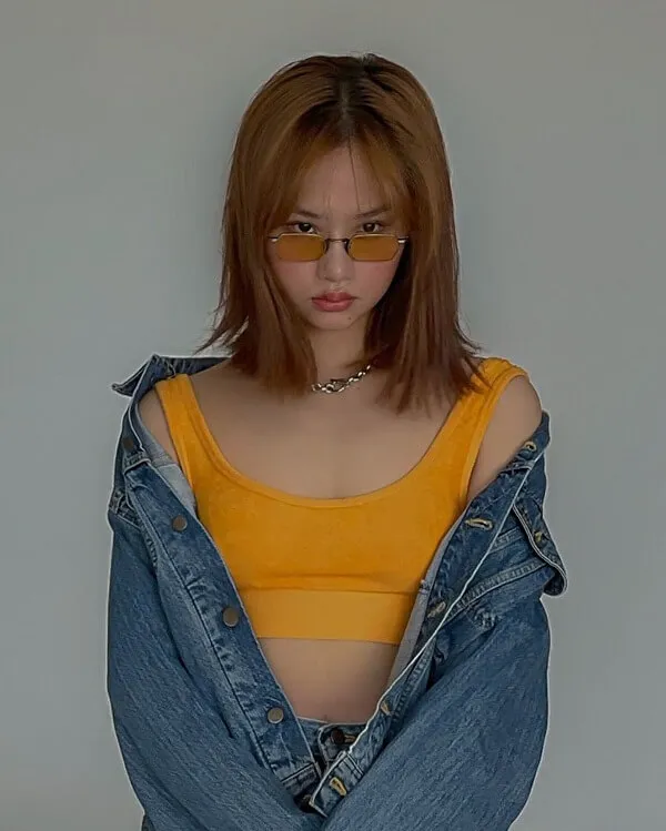 Miu lê sexy có một người phụ nữ kính và màu vàng tạo dáng cho bức tranh