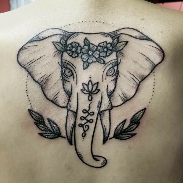 Một hình xăm con voi đen trắng có hoa trên trán