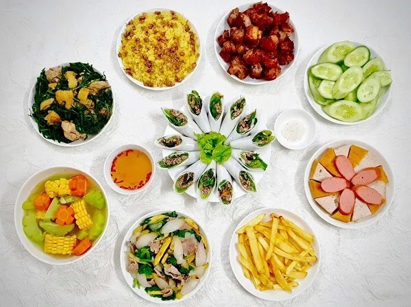 Một số bát thức ăn được sắp xếp thành vòng tròn trên bề mặt trắng