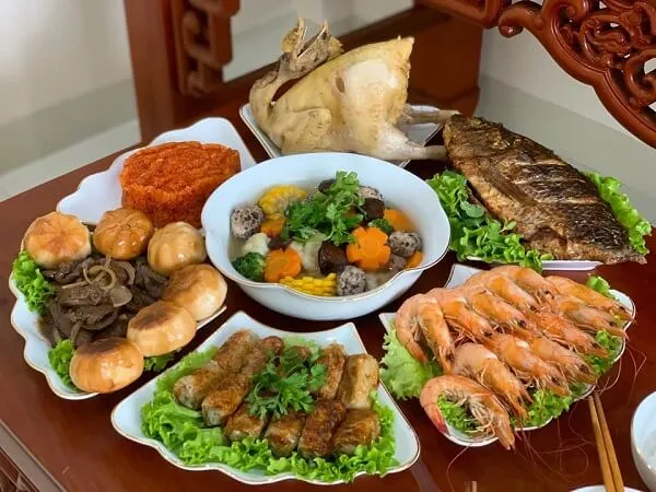 Một số đĩa thức ăn đang ngồi trên bàn với đũa