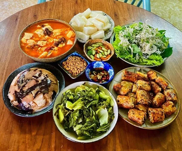 Một số đĩa thức ăn được sắp xếp trên bàn gỗ
