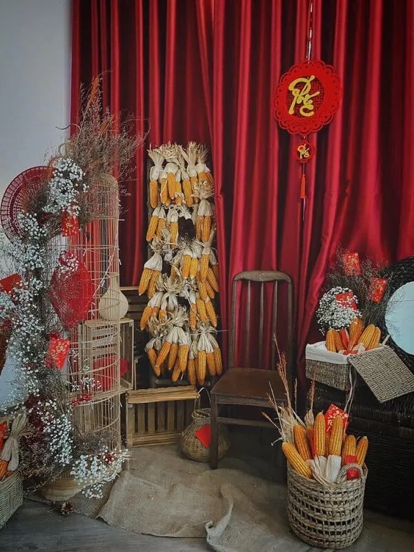 Một số giỏ ngô được trưng bày trước bức màn màu đỏ