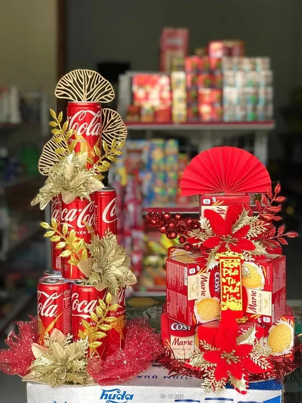Một số lon coca cola ngồi trên bàn trong cửa hàng