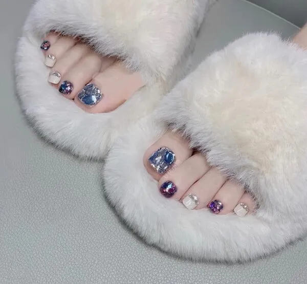 Nail chân có một đôi của người mặc dép lông