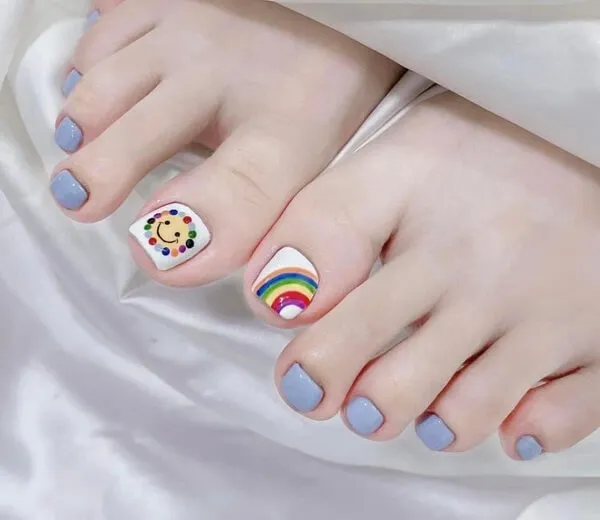 Nail chân cute có hai cặp móng với thiết kế đầy màu sắc trên chúng