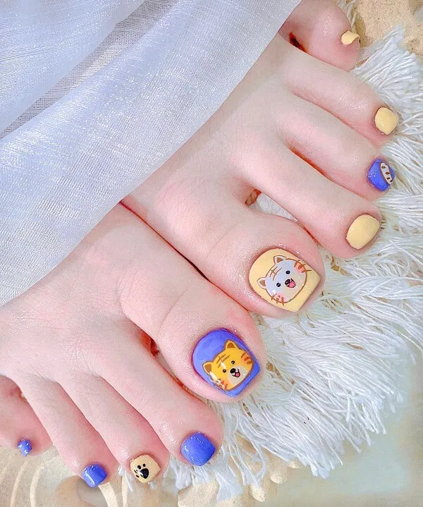 Nail chân cute có hai với các thiết kế khác nhau trên chúng một người con gấu và cái còn lại