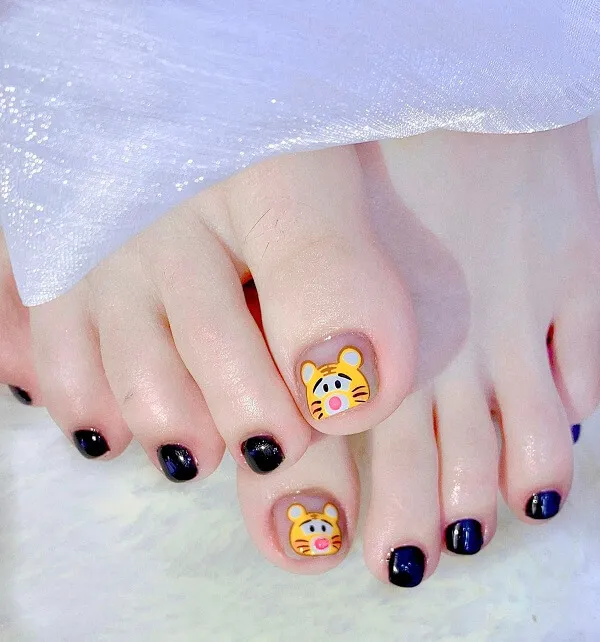 Nail chân cute có một của người với nghệ thuật móng tay và hổ con trên chúng