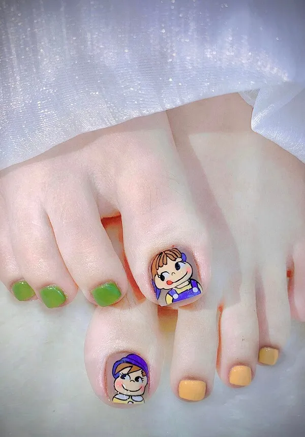 Mẫu nail chân cute có một đôi của người với nghệ thuật làm móng đầy màu sắc