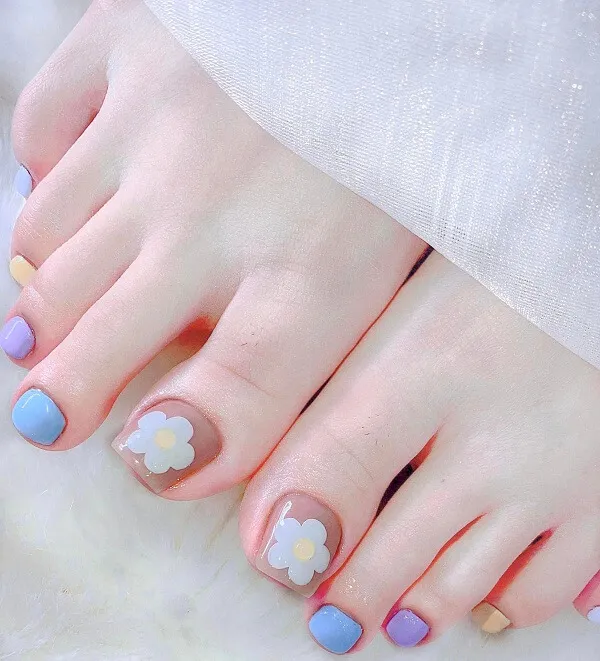 Nail chân đen trắng cute móng màu rực rỡ với hoa trên ngón của một người phụ nữ