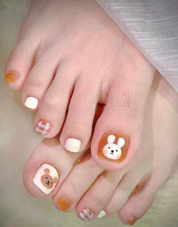 Nail chân cute bàn của một người có thiết kế gấu bông trên chúng