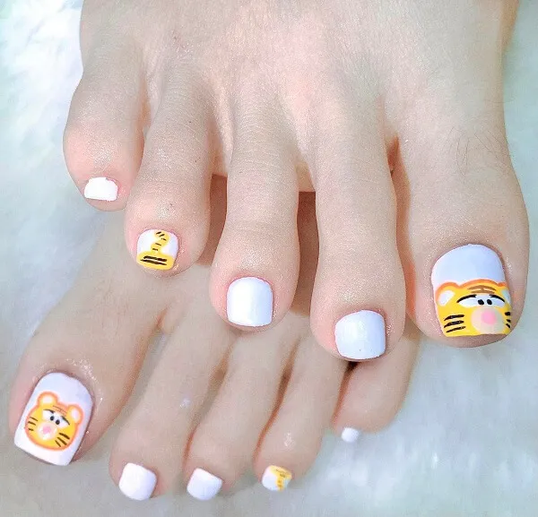 Nail chân cute có một đôi của người với móng màu trắng và vàng