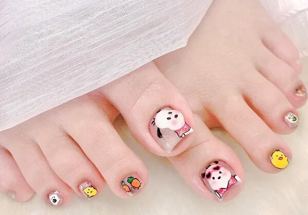 Nail chân đen trắng cute đây là hình ảnh của một người với các thiết kế động vật trên đó