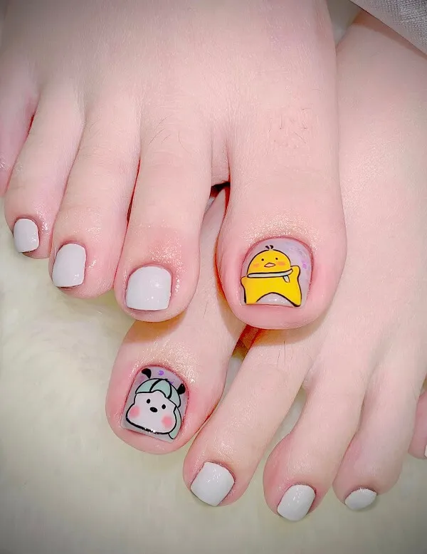 Nail chân vẽ cute đây là hình ảnh của một người phụ nữ với cặp móng được trang trí các nhân vật hoạt