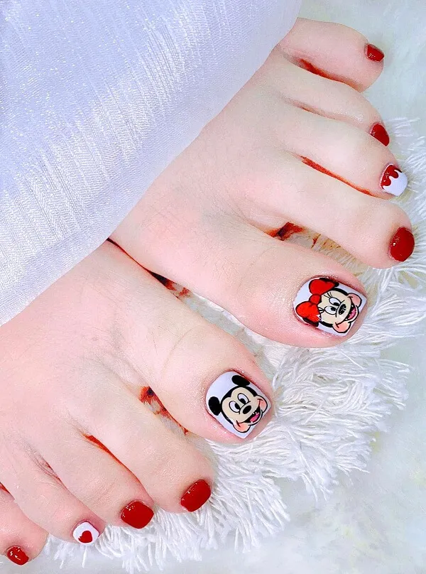 Nail chân đen trắng cute có một người với nghệ thuật làm móng chuột mickey trên ngón của họ