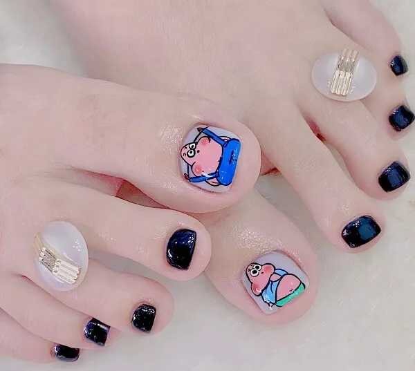 Mẫu nail chân cute cặp móng đen trắng với các nhân vật hoạt hình được vẽ trên chúng