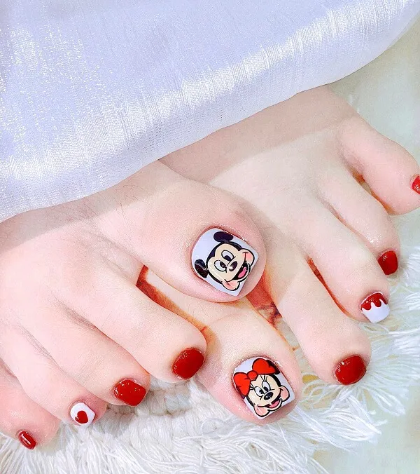 Nail chân vẽ cute cặp đôi với nghệ thuật làm móng chuột mickey và minnie trên chúng