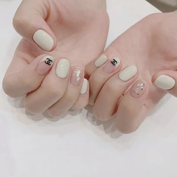 Mẫu nail trắng đây là cận cảnh của một người với móng tay