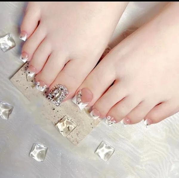 Nail chân có một đôi của người với các thiết kế móng tay trên đó