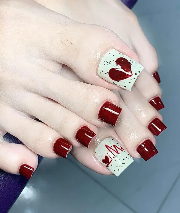Nail chân có một đôi của người với sơn móng tay màu đỏ và trắng