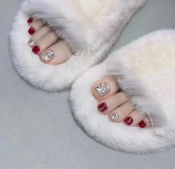 Nail chân đẹp có một đôi dép lông màu trắng với rhines trên chúng