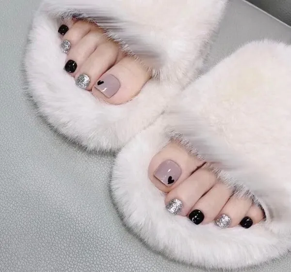 Nail chân đỏ có một đôi dép lông màu trắng trên sàn