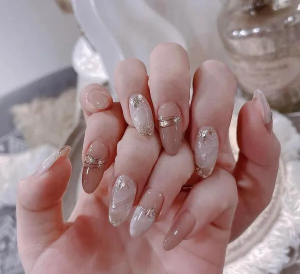 Nail cô dâu ai đó đang cầm một cặp móng tay được cắt tỉa cẩn thận trong