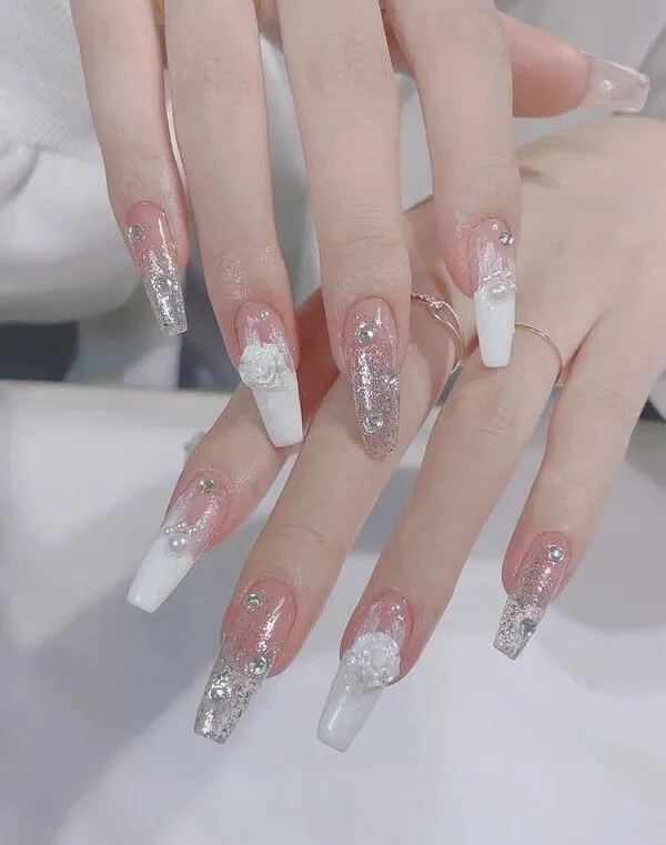 Nail cô dâu ai đó đang hoàn thành móng tay của họ với ánh sáng trắng và bạc
