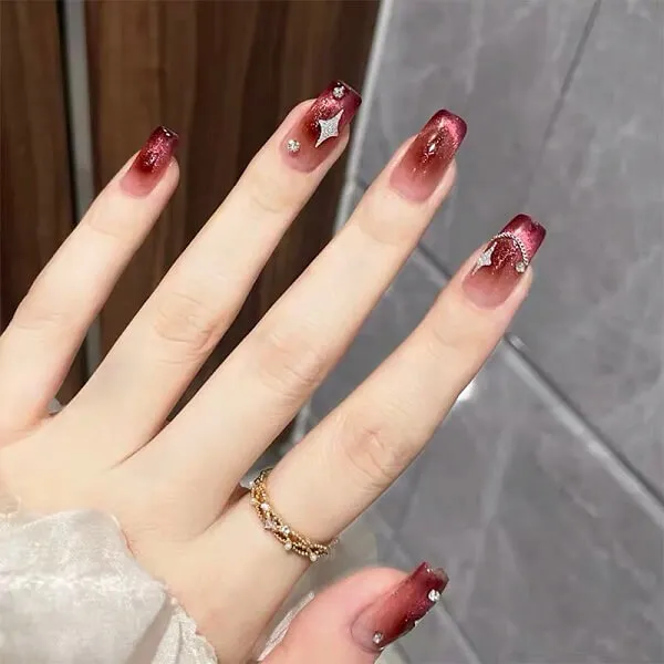 Cưới nail cô dâu màu trắng có một bàn tay của người phụ nữ với móng đỏ và trên đó