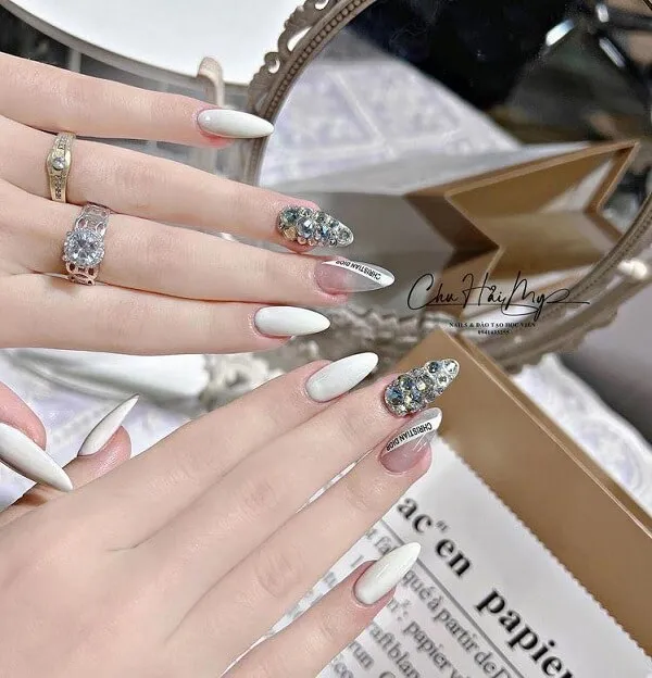 Nail cô dâu đây là hình ảnh bàn tay của một người phụ nữ với móng màu trắng và bạc