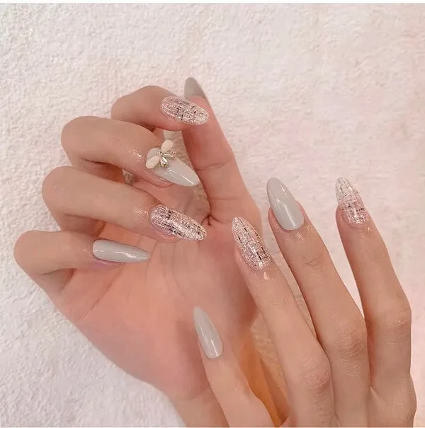 Cưới nail cô dâu màu trắng đây là hình ảnh bàn tay của một người phụ nữ với móng được cắt tỉa cẩn thận