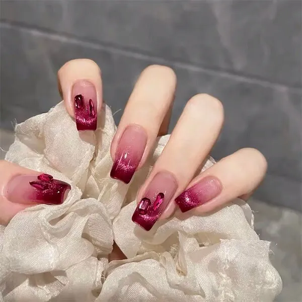 Nail cô dâu có một bàn tay của người với móng màu đỏ và trắng