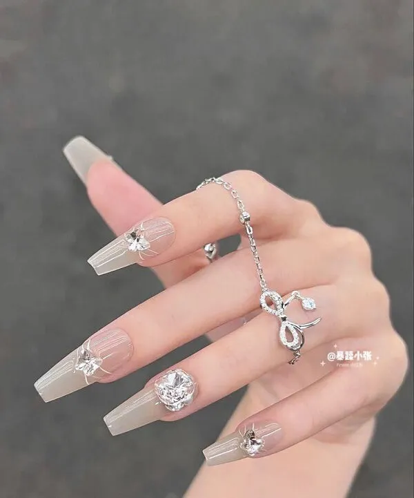 Nail cô dâu đây là hình ảnh bàn tay của một người phụ nữ với móng dài và chiếc nhẫn