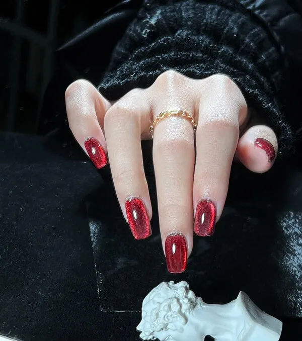 Nail cô dâu đây là một cận cảnh của người với móng tay màu đỏ và trắng
