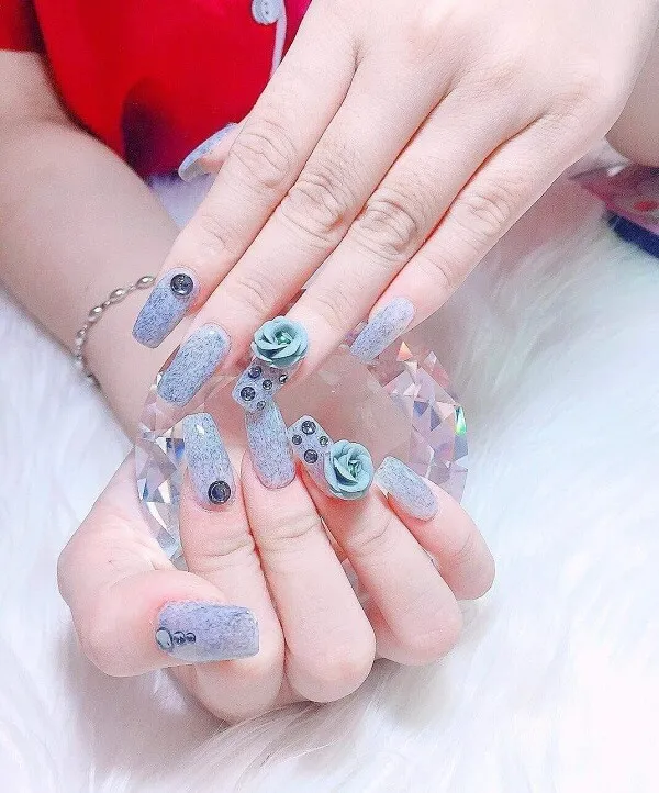 Nail cô dâu sang chảnh đây là một tay cận thân của người cầm làm móng