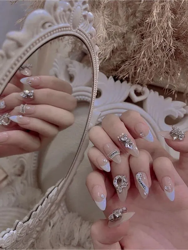 Nail cô dâu màu thạch ai đó đang hoàn thành móng tay của họ với một chiếc gương trước mặt
