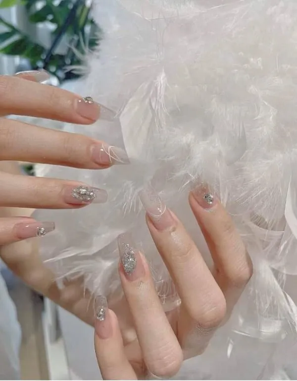 Nail cô dâu sang chảnh người phụ nữ đang khoe móng tay được cắt tỉa trong khi cầm một quả bóng lông màu trắng