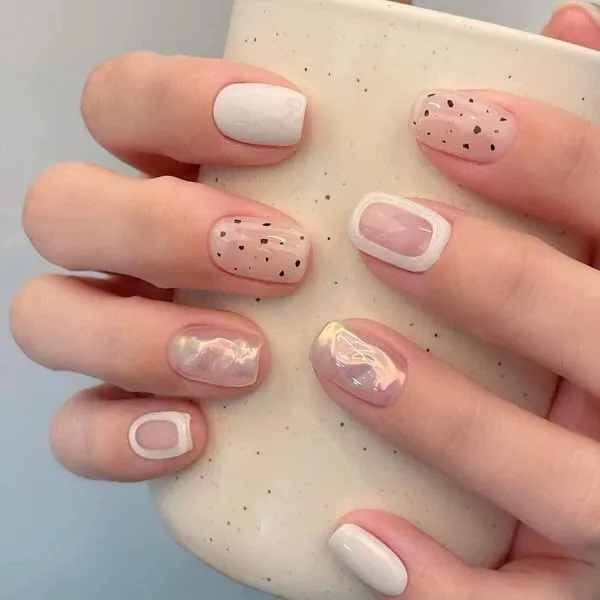 Nail cute có một người phụ nữ cầm cốc cà phê với các thiết kế màu trắng và hồng trên đó