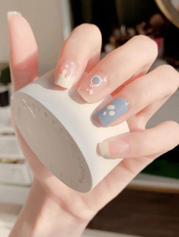 Nail cute có một người phụ nữ cầm điều khiển từ xa trong tay