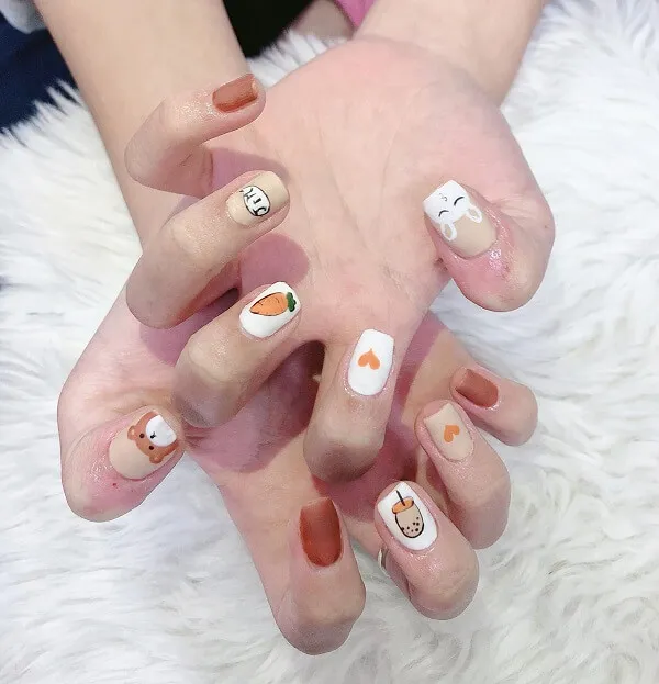 Nail cute đây là cận cảnh của một người với các thiết kế móng tay khác nhau