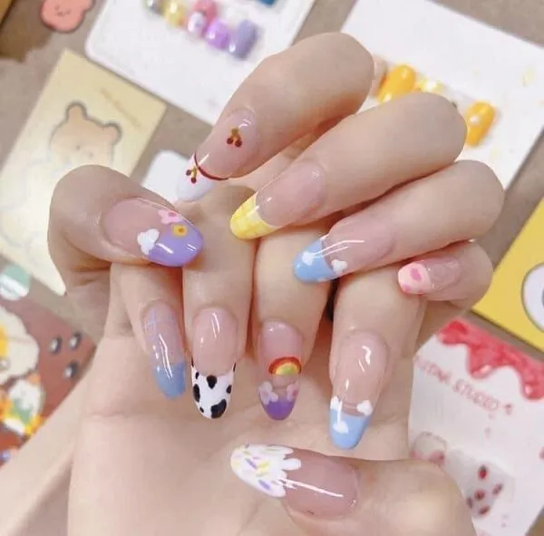 Mẫu nail vẽ cute có một người phụ nữ cầm cặp móng tay giả trong
