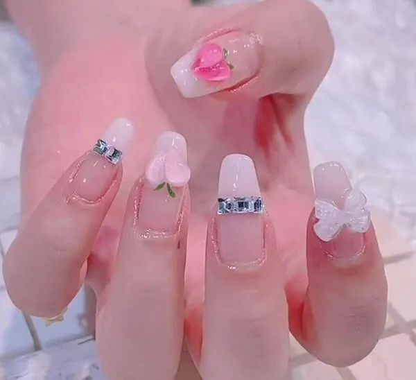 Nail cute có một người cầm cặp móng tay giả với những bông hoa trên đó