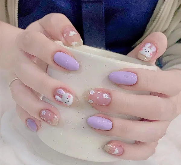 Nail cute có một người phụ nữ đang cầm chiếc cốc với số nghệ thuật làm móng trên đó
