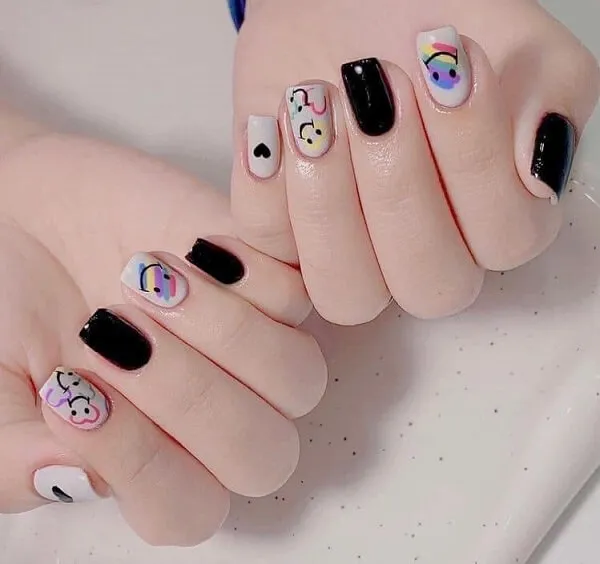 Nail đen trắng cute đây là hình ảnh bàn tay của một người phụ nữ với sơn móng và