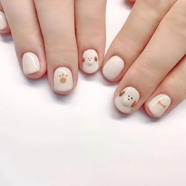 Nail đen trắng cute đây là một bàn tay của người với sơn móng màu và vàng