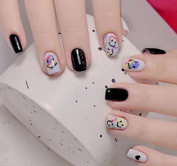 Nail móng ngắn cute có một bàn tay của người với màu đen và trắng