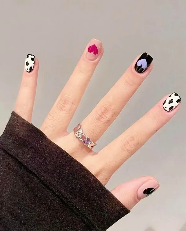 Nail đen trắng cute có một bàn tay của người phụ nữ với các chấm bi trên đó