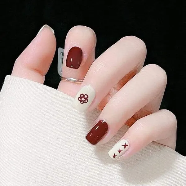 Nail đen trắng cute đây là hình ảnh bàn tay của một người phụ nữ với móng màu đỏ và